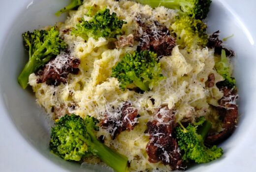 Pasta med strutsskav i Ädelost & Broccolisås